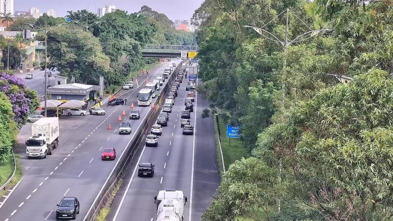 Rodovias do litoral paulista têm lentidão, congestionamento e interdição na manhã desta terça (24)