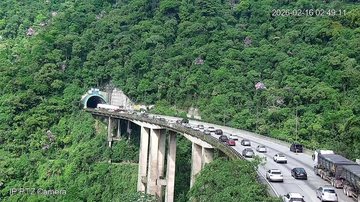 Deslizamento de terra na Tamoios e fila na Anchieta afetam motoristas nesta quarta-feira (11)