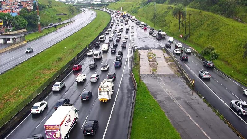 Rodovias do litoral paulista têm trechos com lentidão na manhã desta terça (10)