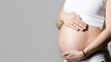 Mulher grávida segura a barriga