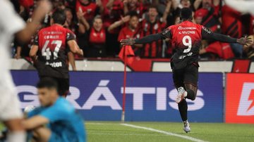 Santos perde para o Athletico com gol no final e continua sem vencer no Brasileirão