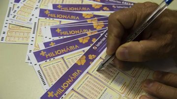 volante da +Milionária sendo preenchido