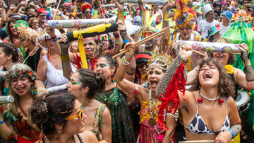 Pessoas com maquiagens e fantasias comemorando carnaval