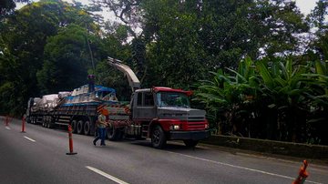 Acidente de carreta deixa rodovia Anchieta parcialmente interditada, em Cubatão