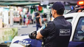 Adolescente tenta roubar corrente de ouro de forma violenta e é apreendido, em Guarujá