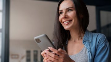 mulher utiliza aplicativos