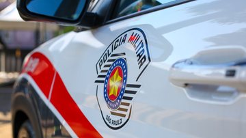 Aposentado agride companheira, filha e as ameaça com revólver em São Vicente