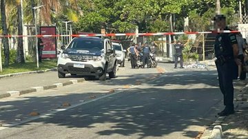 Batida contra poste mata motociclista e deixa garupa ferida no Guarujá