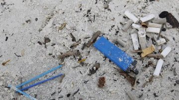 bituca de cigarro na praia