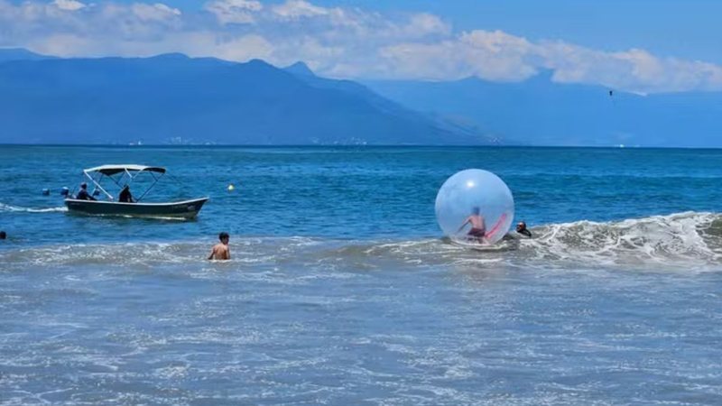 Bolhas infláveis sem autorização para locação são apreendidas em praia de Ubatuba