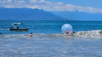 Bolhas infláveis sem autorização para locação são apreendidas em praia de Ubatuba