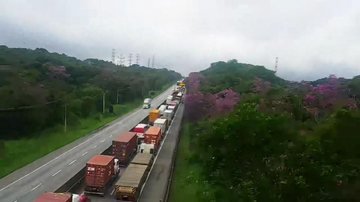 Carreta bate em mureta de concreto da rodovia Anchieta, em Cubatão