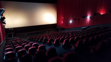 Cine Roxy exibe sessão do Oscar com entrada de 1 kg de alimento em São Vicente