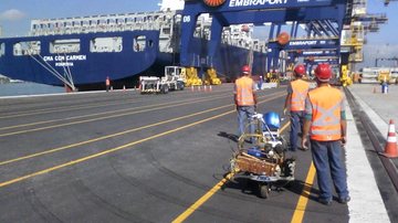 Como a sinalização corporativa fortalece identidade e organização no Porto de Santos