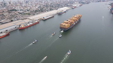 Contêiner cai sobre cabine de caminhão e deixa motorista ferido no Porto de Santos