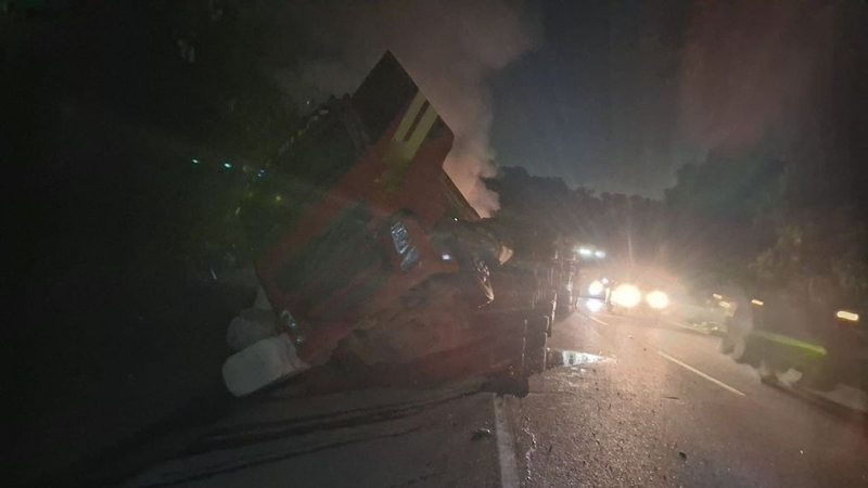 Dois acidentes com carretas são registrados em dez minutos em rodovias do litoral de SP
