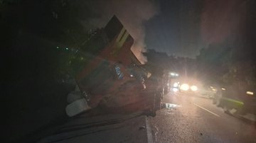 Dois acidentes com carretas são registrados em dez minutos em rodovias do litoral de SP