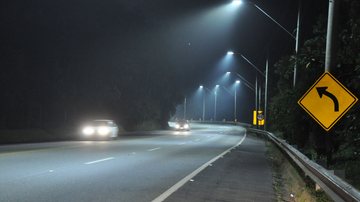 Trecho da rodovia dos Tamoios à noite