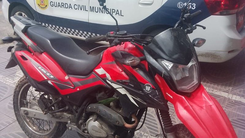 GCM encontra moto furtada em área de mata e devolve ao dono em São Vicente