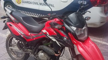 GCM encontra moto furtada em área de mata e devolve ao dono em São Vicente