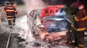 Incêndio destrói carro na rodovia dos Tamoios, em Caraguatatuba
