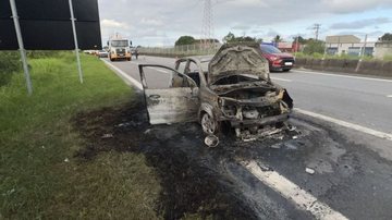 Incêndio em motor deixa carro destruído na Padre Manoel da Nóbrega, em Peruíbe
