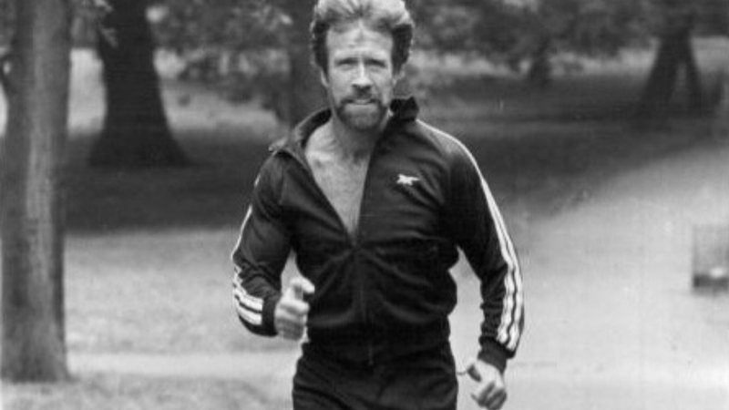 Morre Chuck Norris aos 86 anos e deixa legado no cinema de ação