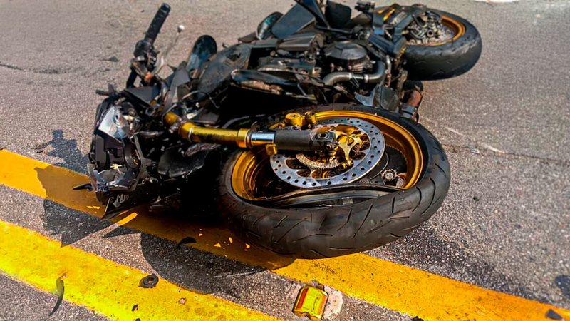 Motociclista morre ao invadir contramão e bater em carro na rodovia Mogi-Bertioga