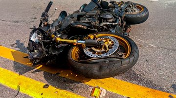Motociclista morre ao invadir contramão e bater em carro na rodovia Mogi-Bertioga