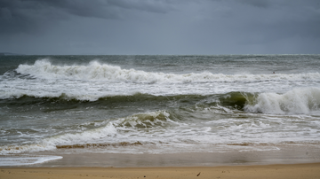 Praia com chuva