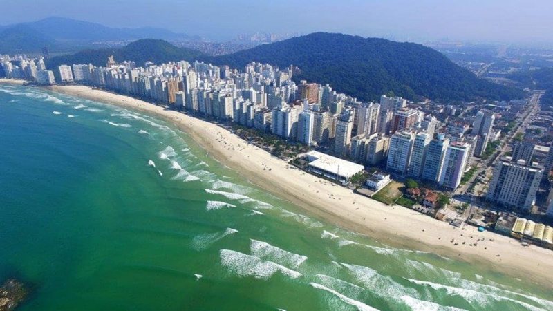 Praia das Pitangueiras: conheça a praia do Guarujá com vida noturna agitada