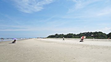Praia de Guaratuba tem areias claras e acesso 'escondido' em Bertioga