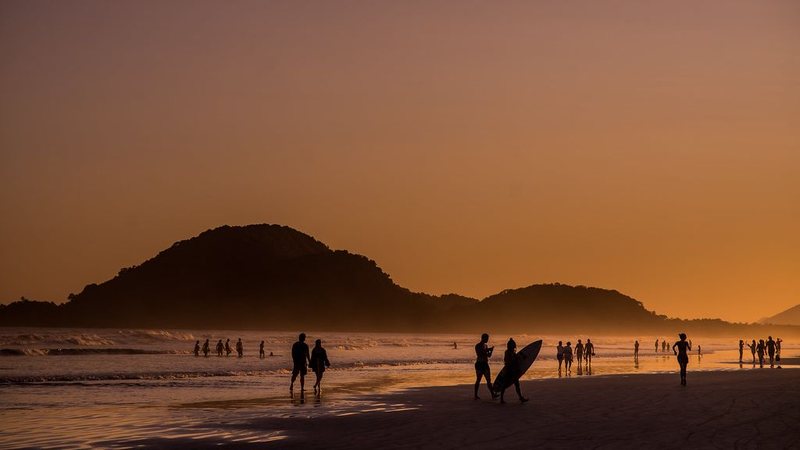 Praia de São Lourenço une beleza natural e atrativos da Riviera, em Bertioga