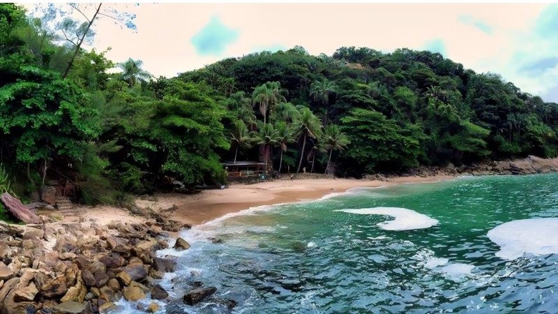 Praia do Éden: de águas claras e mar agitado no Guarujá