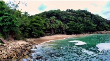 Praia do Éden: de águas claras e mar agitado no Guarujá