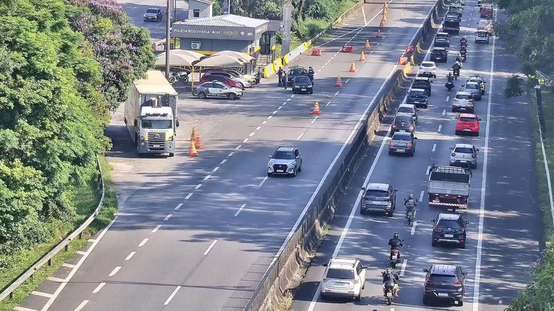 Rodovias do litoral paulista têm interdição parcial e tráfego lento, na manhã desta terça (18)