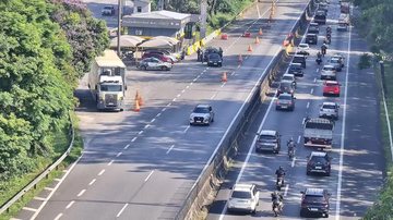 Rodovias do litoral paulista têm interdição parcial e tráfego lento, na manhã desta terça (18)