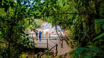 Passarela facilita acesso e garante vista privilegiada da cachoeira do Tobogã - Cristiane Silva / Agência Cheiro da Terra Caiçara