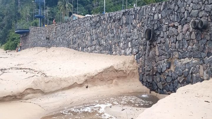 Vistoria investiga possível escoamento irregular na praia de Boiçucanga