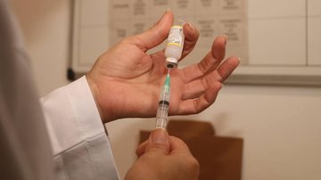 Ação gratuita de saúde oferece testes e vacinas no Gonzaga em Santos
