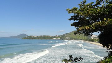 Do descanso ao surfe, praia das Toninhas em Ubatuba entrega o melhor dos dois mundos