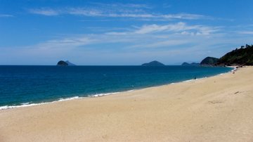 Faixa de areia e mar da praia de Boiçucanga, em São Sebastião