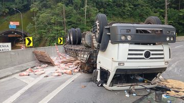 Caminhão tombado na rodovia dos Tamoios