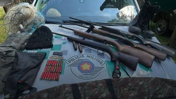 Casa na mata escondia espingardas, munições e equipamentos de caça ilegal em Praia Grande