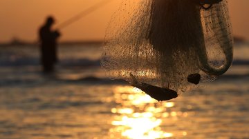 Circuito de pesca na praia da Enseada destina pescados e alimentos à APAE de Bertioga