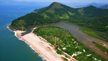 Conheça a praia do Capricórnio e a incrível Lagoa Azul em Caraguatatuba