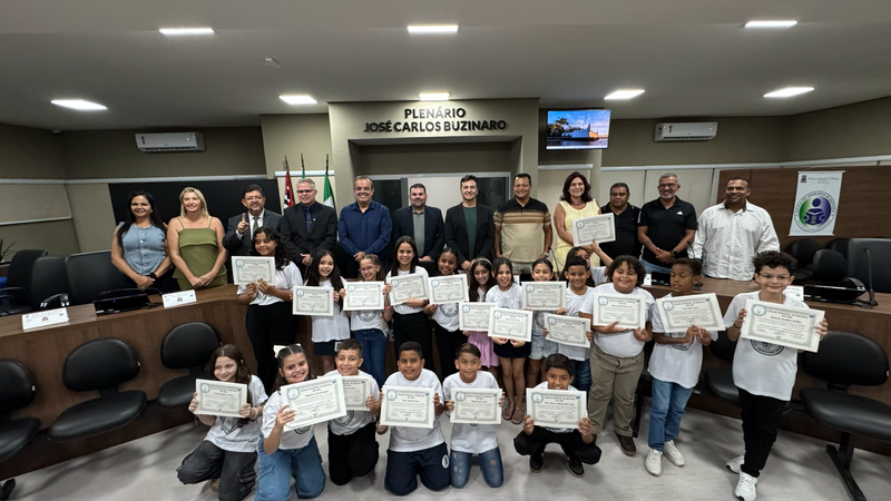 Estudantes de 7 escolas tomam posse como vereadores mirins em Bertioga