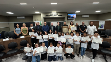 Estudantes de 7 escolas tomam posse como vereadores mirins em Bertioga