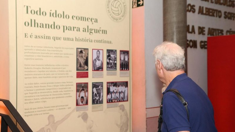 Exposição em shopping de Santos homenageia legado do ex-jogador Negrelli