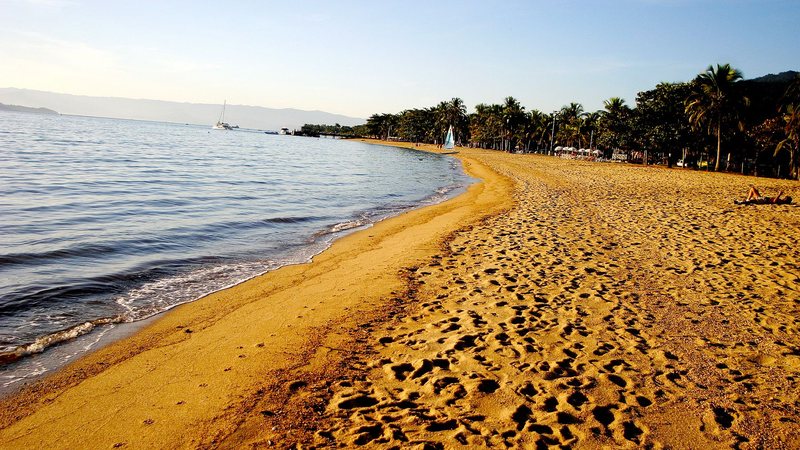 Charmosa e bucólica, praia do Perequê, em Ilhabela, convive com vida vibrante e cenário deslumbrante